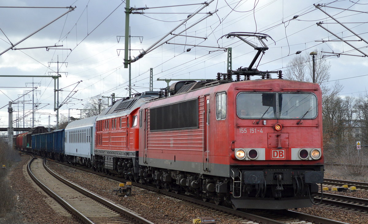155 151-4 mit 232 589-2 und gemischtem Güterzug am 21.02.17 Bf. Flughafen Berlin-Schönefeld.