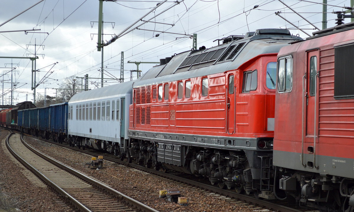 155 151-4 mit 232 589-2 und gemischtem Güterzug am 21.02.17 Bf. Flughafen Berlin-Schönefeld.