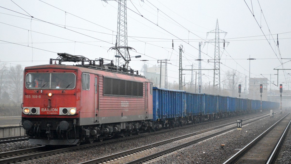 155 168-8 mit Ganzzug polnischer offener Güterwagen, 13.11.14 Bhf. Flughafen Berlin-Schönefeld. 