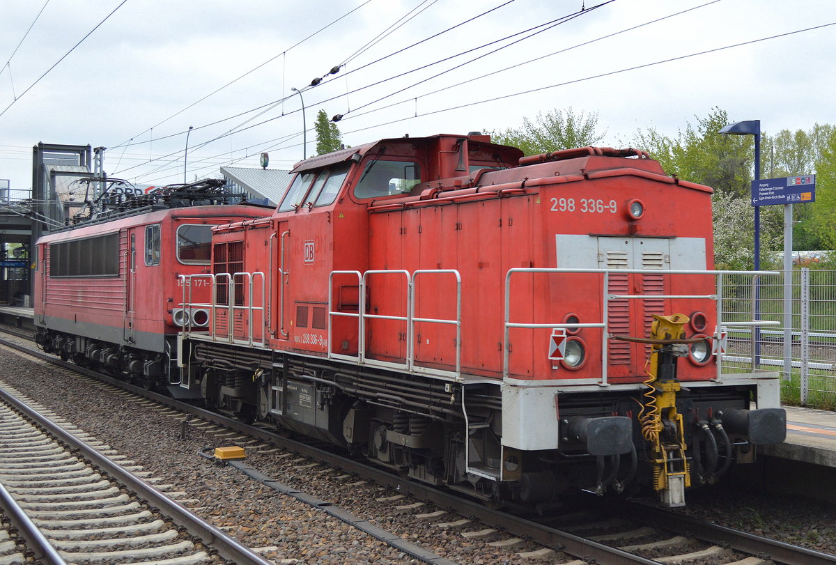 155 171-2 mit 298 336-9 am Haken am 03.05.17 Bf. Berlin-Hohenschönhausen. 