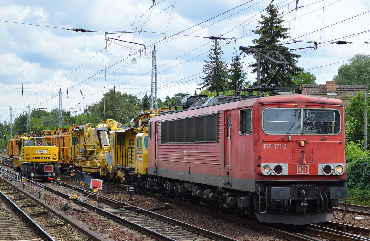 155 171-2 mit einer Bettungsreinigungsmaschine für Gleise und Weichen mit einer Aushubkette, einer Siebanlage und Förderbandeinheiten der Fa. VIAS? am 24.07.17 Berlin-Hirschgarten.