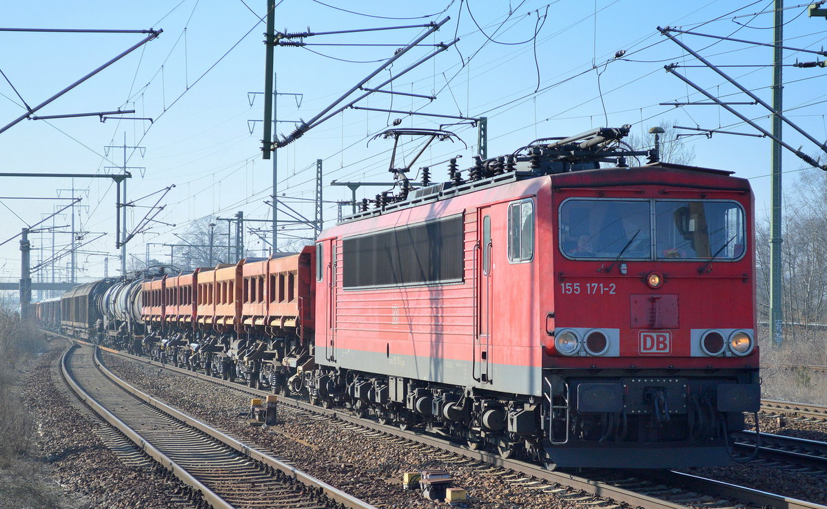 155 171-2 mit gemischtem Güterzug am 14.02.17 Bf. Flughafen Berlin-Schönefeld.