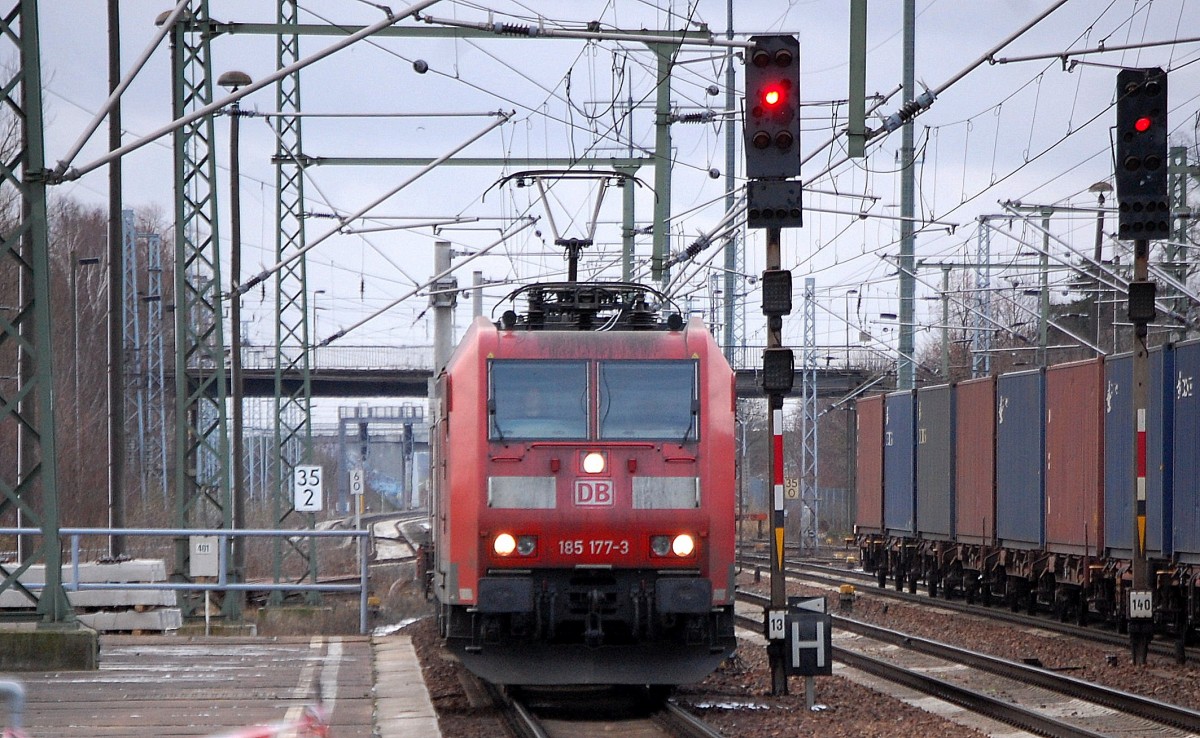 155 177-3 fährt mit einem halbleeren Containerzug zum Kurzhalt mit Personalwechsel im Bhf. Flughafen Berlin-Schönefeld ein, 07.12.13