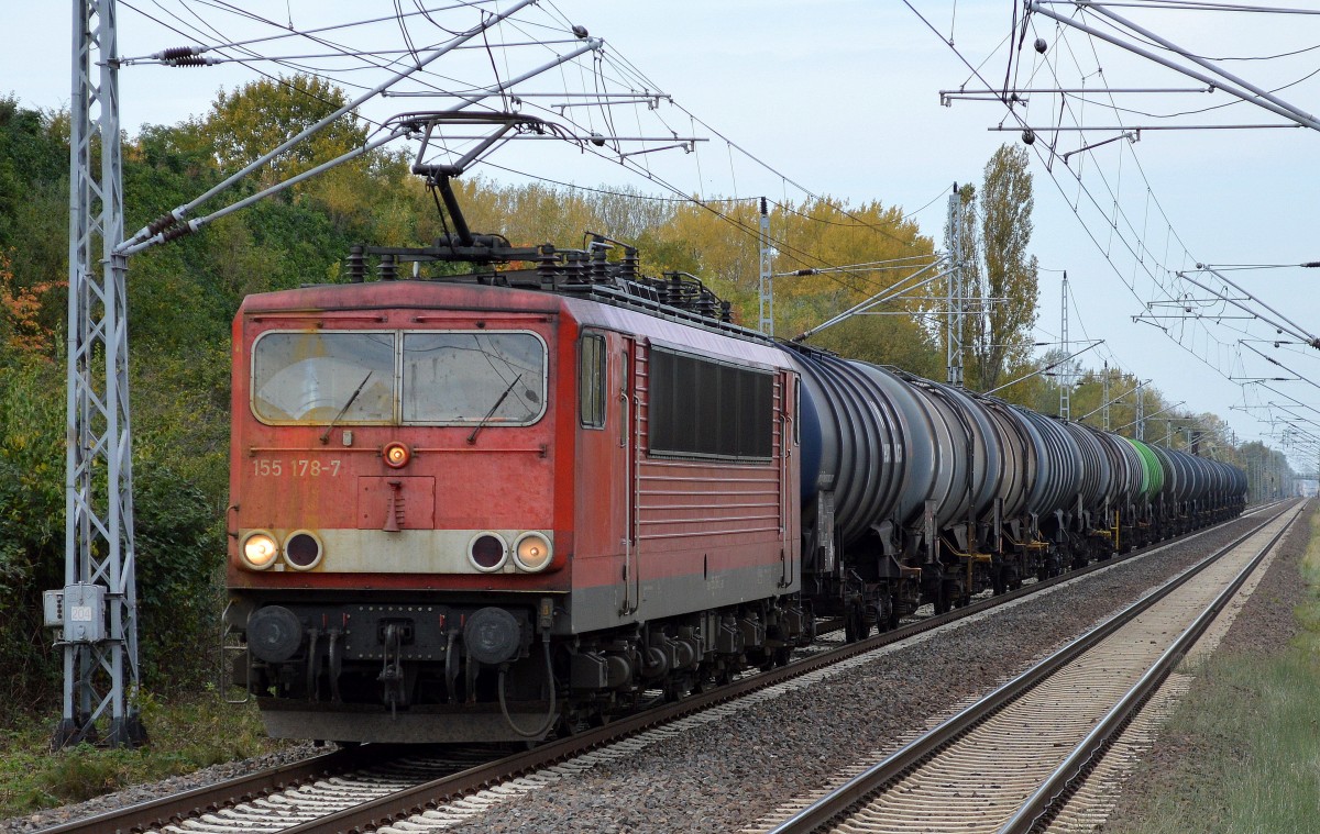 155 178-7 eigenartig rostig an der Front verschmiert mit Kesselwagenzug am 10.10.14 Berlin Hohenschönhausen.