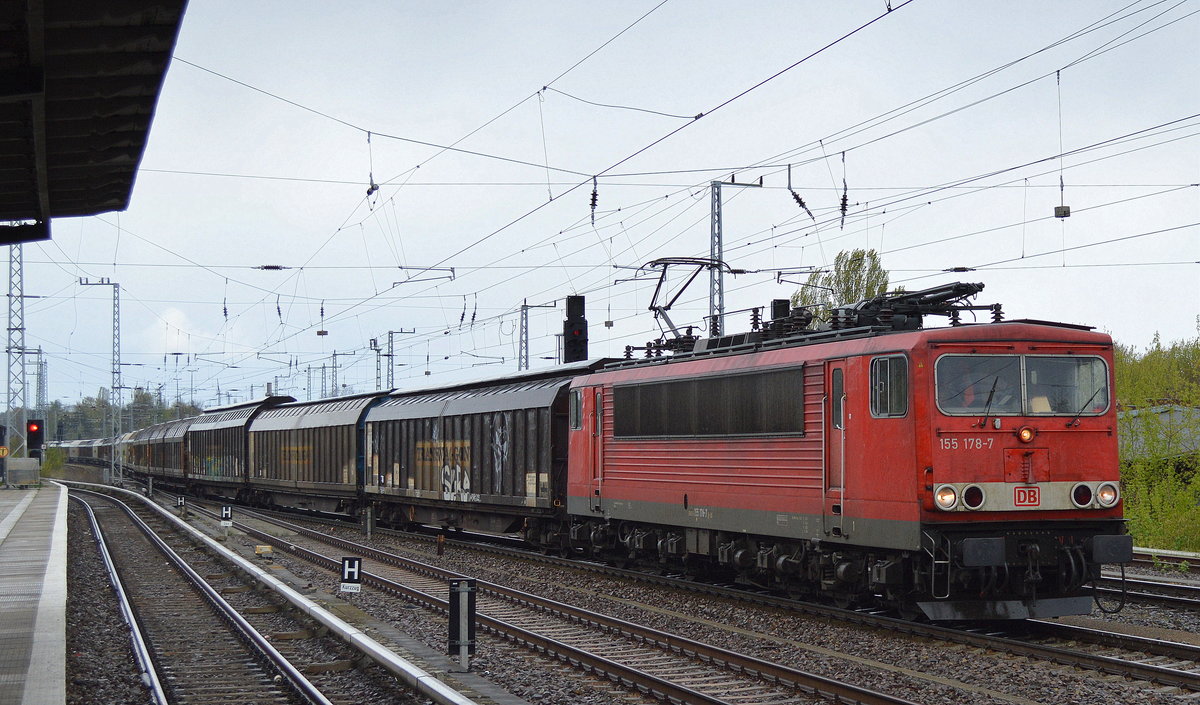 155 178-7 mit einem langen Ganzzug Schiebewandwagen am 18.04.17 Berlin-Grünau.
