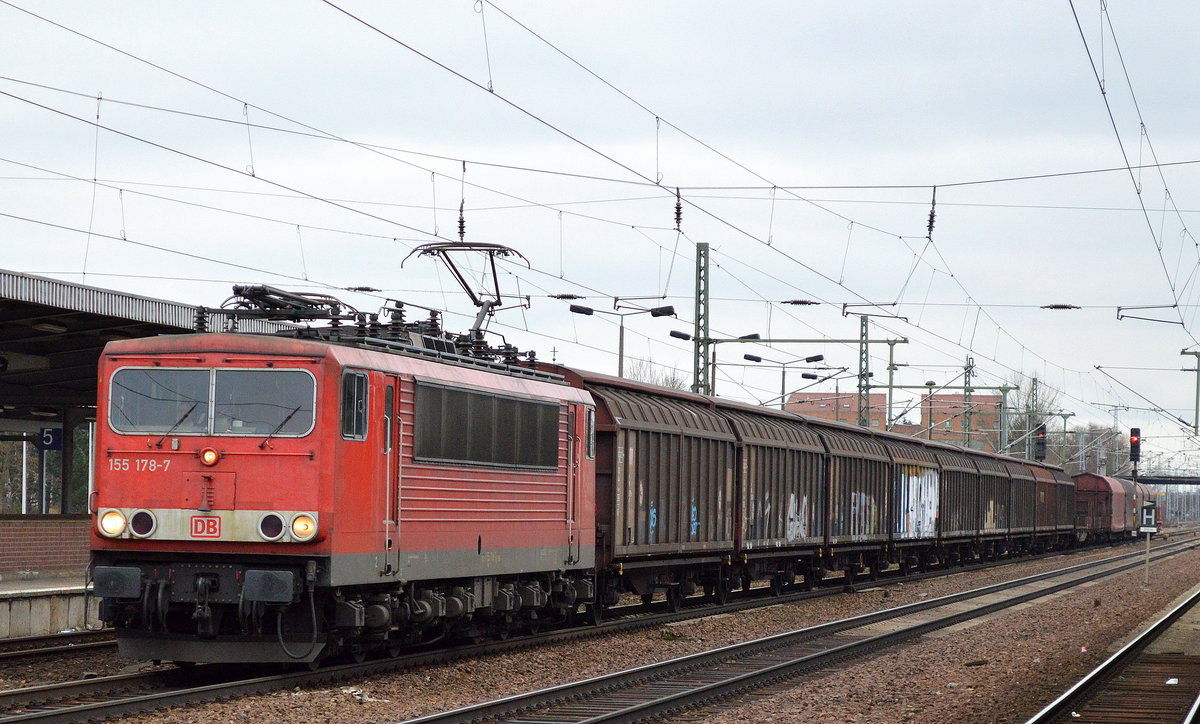 155 178-7 mit einem relativ kurzen gemischten Güterzug am 07.03.17 Bf. Flughafen Berlin-Schönefeld. 