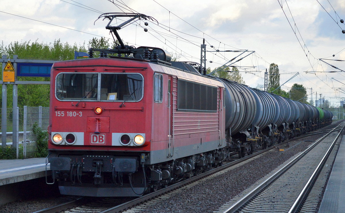 155 180-3 mit Kesselwagenzug (leer) Richtung Stendell am 08.05.17 Bf. Berlin-Hohenschönhausen.