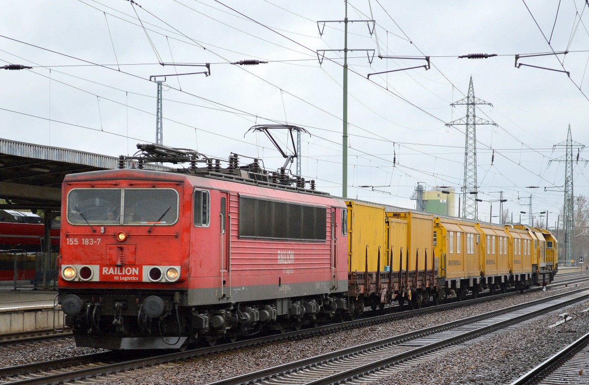 155 183-7 mit SPENO Schienenschleifzug SPENO Typ RR 16 MS-2 mit Dienstbeiwagen der Fa. RTS aus Österreich bei der Durchfahrt im Bhf. Flughafen Berlin-Schönfeld, 19.03.14 