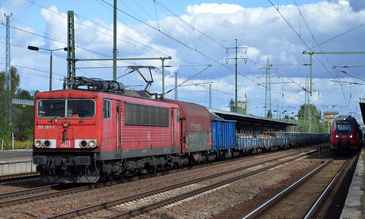 155 197-7 mit einem gemischten Güterzug (hauptsächlich polnische Güterwagen) am 26.09.15 Bhf.Flughafen Berlin-Schönefeld.