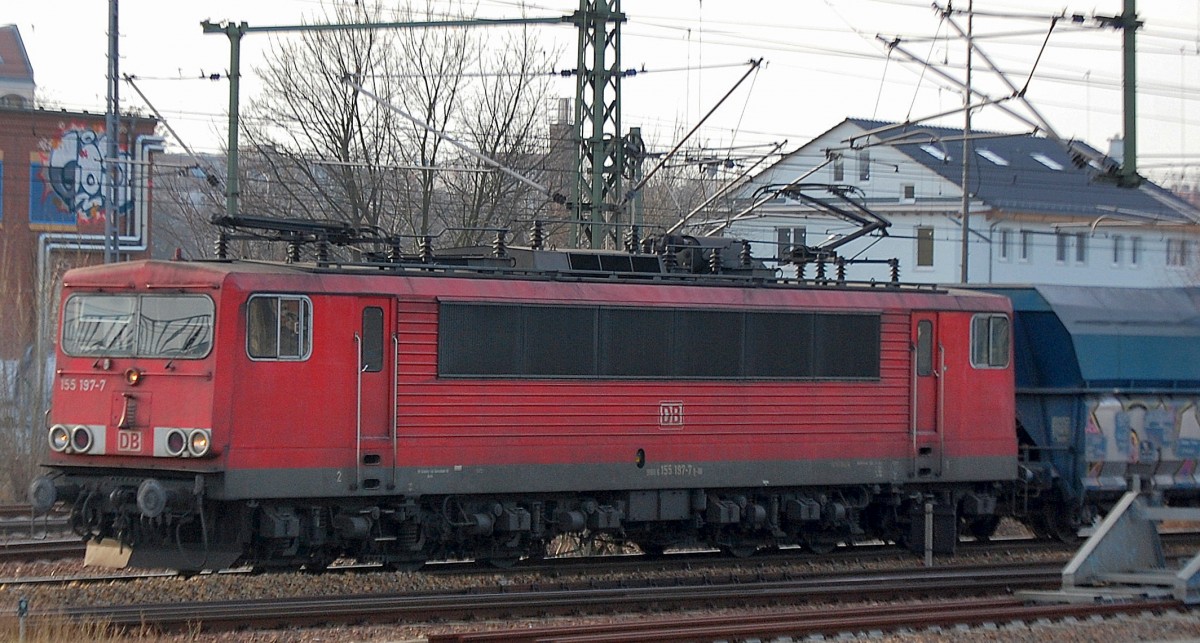 155 197-7 mit Leerzug polnischer Schüttgutwagen Richtung Nordosten am 14.01.14 gegenüber Berlin-Westhafen. 