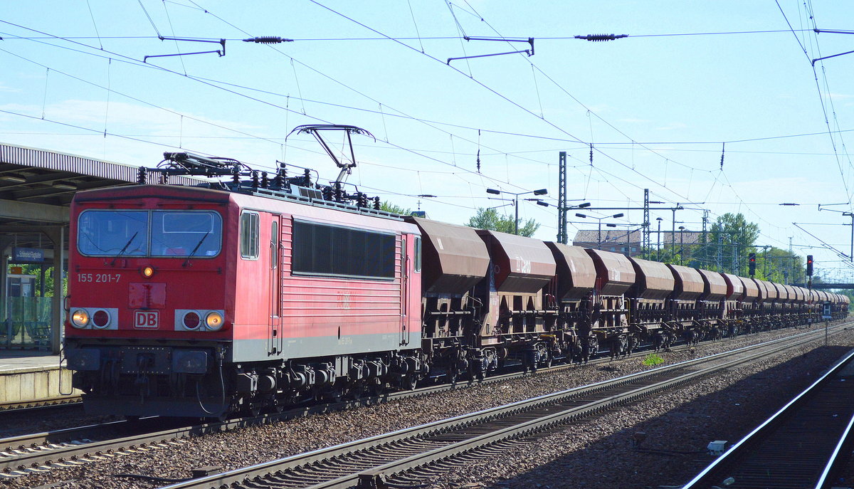 155 201-7 mit einem ganzzug Schüttgutwagen am 27.06.17 Bf. Flughafen Berlin-Schönefeld.