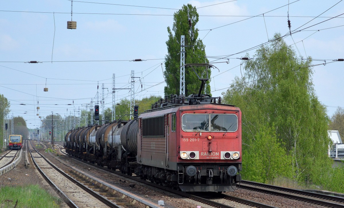 155 201-7 mit einigen Kesselwagen für geschmolzenes Schwefel als Transportgut am 22.04.14 Berlin-Karow.