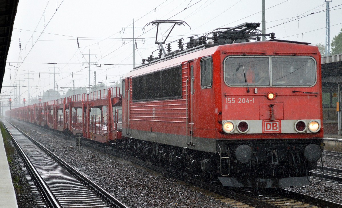 155 204-1 mit Leerzug PKW-Transportwagen bei strömenden Regen Durchfahrt Bhf. Flughafen Berlin-Schönefeld, 09.07.14