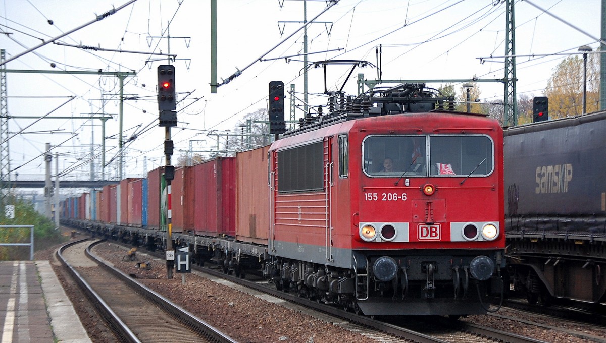 155 206-6 mit Containerzug durchf�hrt den Bhf. Flughafen Berln-Sch�nfeld, 16.10.13