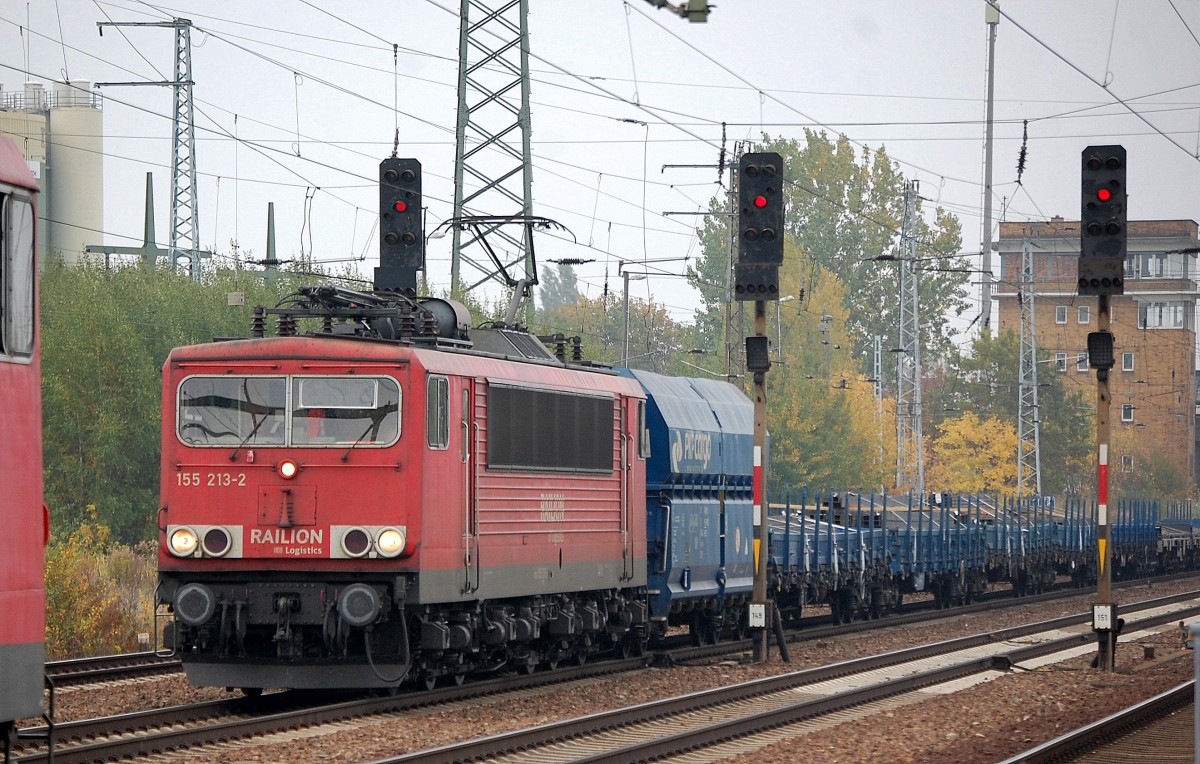 155 213-2 mit einem gemischten G�terzug haupts�chlich polnischer G�terwagen bei der Durchfahrt im Bhf. Flughafen Berlin-Sch�nefeld, 09.10.13
