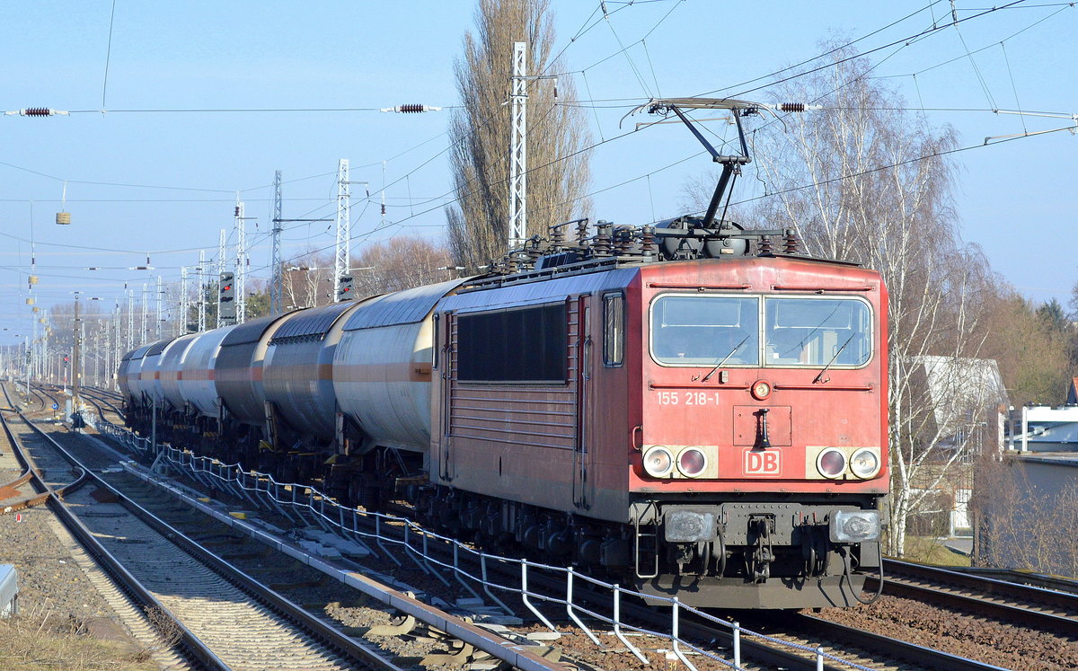 155 218-1 mit einigen Gasdruckkesselwagen am 27.01.17 Berlin-Karow.