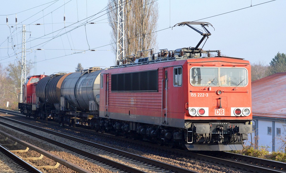 155 222-3 hinter zwei Kesselwagen gezogen von 298 331-0 am 27.11.14 Berlin-Karow.