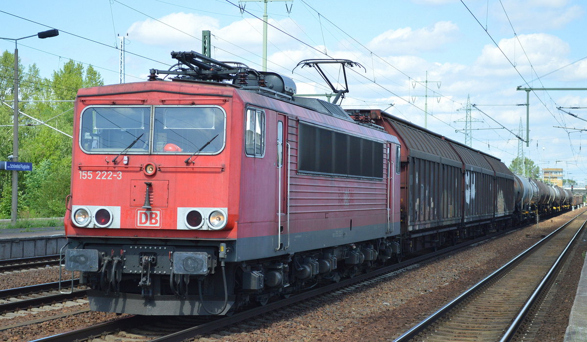 155 222-3 mit gemischtem Güterzug am 03.07.17 Bf. Flughafen Berlin-Schönefeld.
