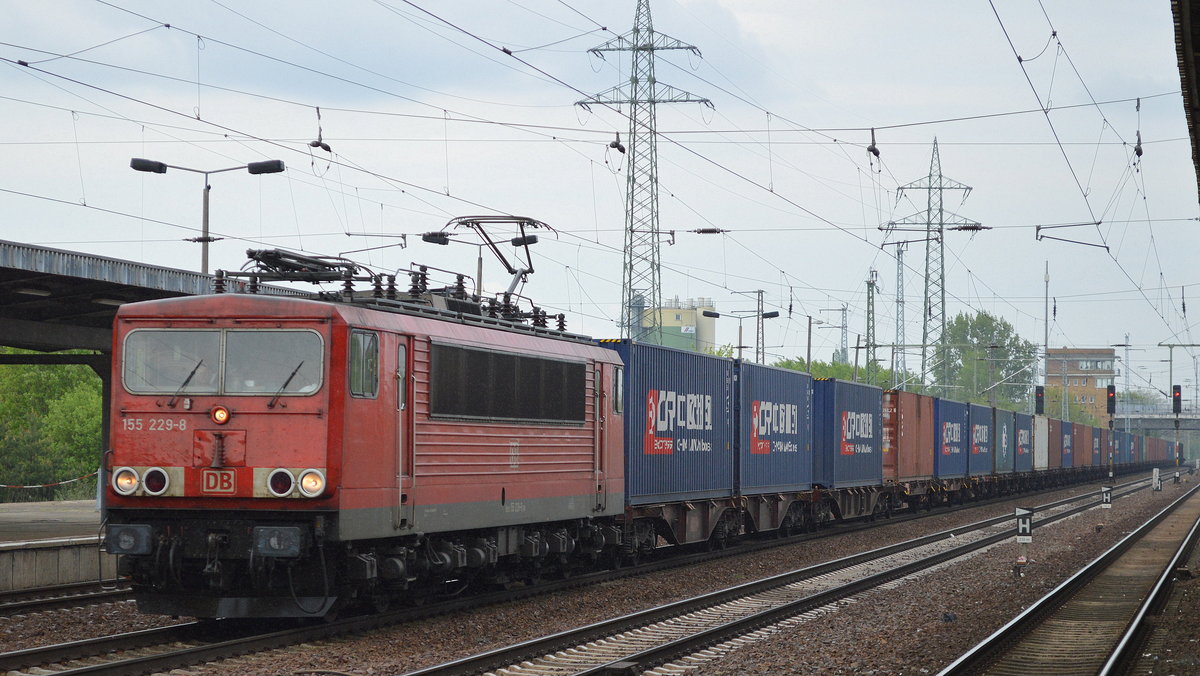 155 229-8 mit Containerzug am 13.05.17 Bf. Flughafen Berlin-Schönefeld.