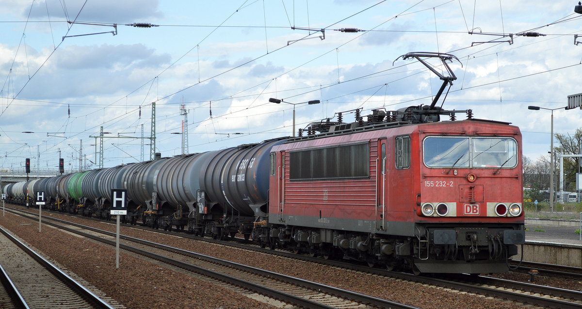 155 232-2 mit Kesselwagenzug (Benzin) am 11.04.17 Bf. Flughafen Berlin-Schönefeld.
