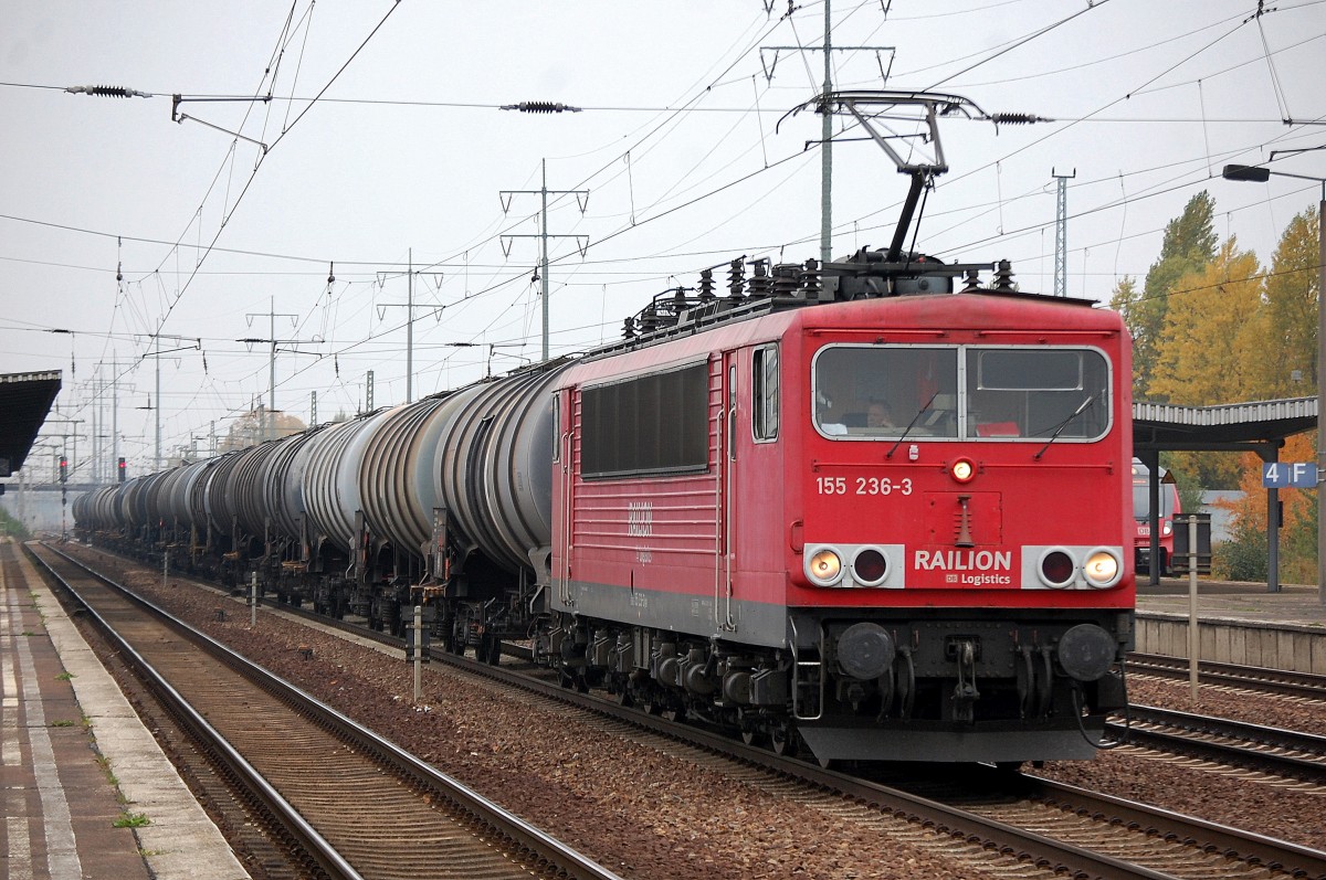 155 236-3 f�hrt zum Pausieren mit Kesselwagenzug im Bhf. Flughafen Berlin-Sch�nefeld ein, 09.10.13