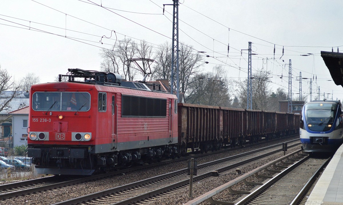 155 236-3 mit Ganzzug offener Güterwagen Richtung Bernau am 09.04.15 Berlin-Karow.