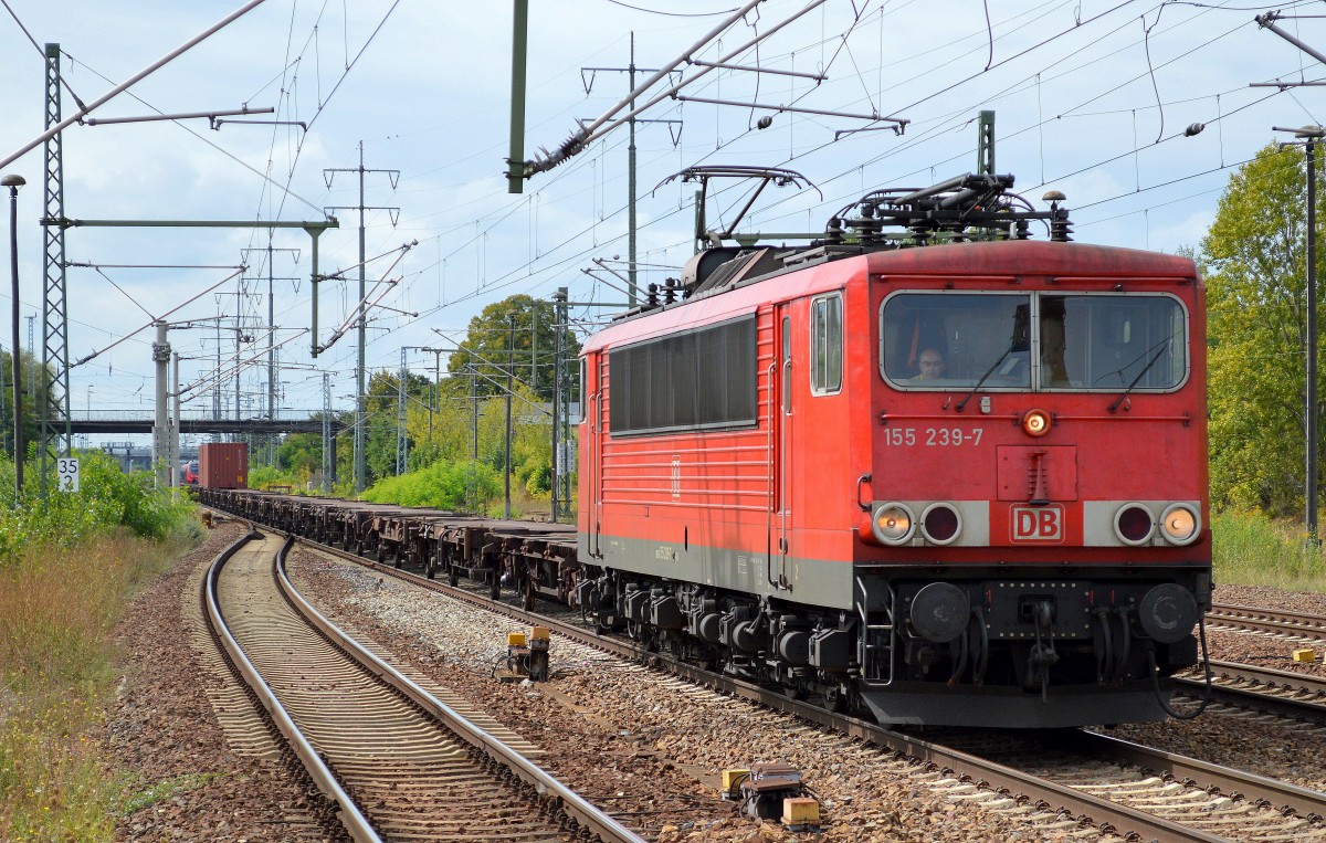 155 239-7 mit mager ausgelastetem Containerzug am 26.08.14 Bhf. Flughafen Berlin-Schönefeld.
