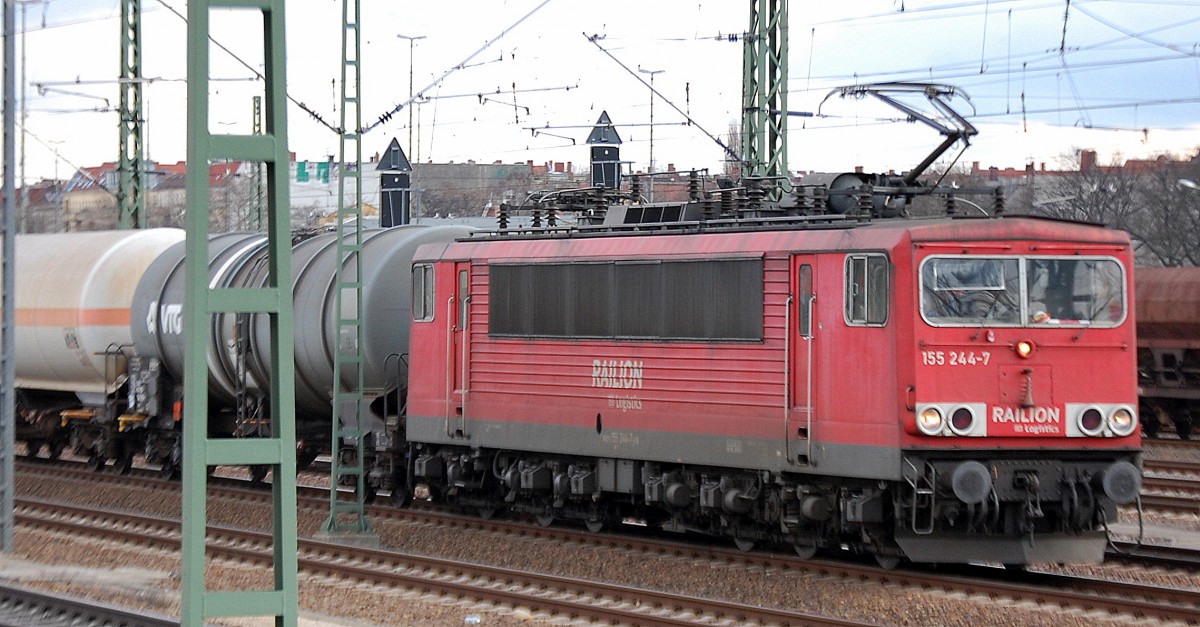155 244-7 mit Kesselwagenzug am 12.02.14 Berlin-Beusselstr.