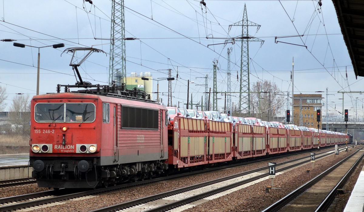 155 246-2 mit PKW-Transportzug mit fabrikneuen Vauxhall Astra bei der Durchfahrt im Bhf. Flughafen Berlin-Schönefeld, 19.03.14