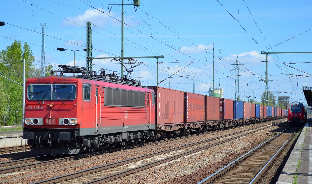 155 253-8 mit Containerzug am 04.05.15 Durchfahrt Bhf. Flughafen Berlin-Schönfeld. Es gab in letzter Zeit von einigen die Vermutung das die 155ér bald alle das Zeitliche segnen, es sind auch wirklich nicht wenige verschrottet bzw. z-gestellt worden, wenn ich allerdings jetzt wo bald wieder ein halbes Jahr 2015 um ist meine Masse an Bildern von Güterzügen zähle und sortiere stelle ich schon jetzt wieder einen Prozentsatz von mind. 65 % aller hier im Nordosten gefahrenen DB Güterzugleistungen fest werden durch die BR 155 nachwievor erbracht, dabei zählte ich weit über 40 verschiedene 155ér, also immer noch die Hauptlast der hier regional erbrachten Leistungen, erst dann folgen 185ér und 145ér und die BR 152 + 189 bleiben wie schon in den Vorjahren außen vor hier im Osten.