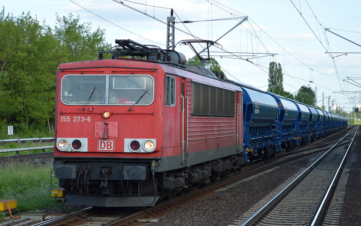 155 273-6 mit einem Ganzzug dunkelblauer gedeckter VTG-Schüttgutwagen am 14.06.17 Berlin-Hohenschönhausen.