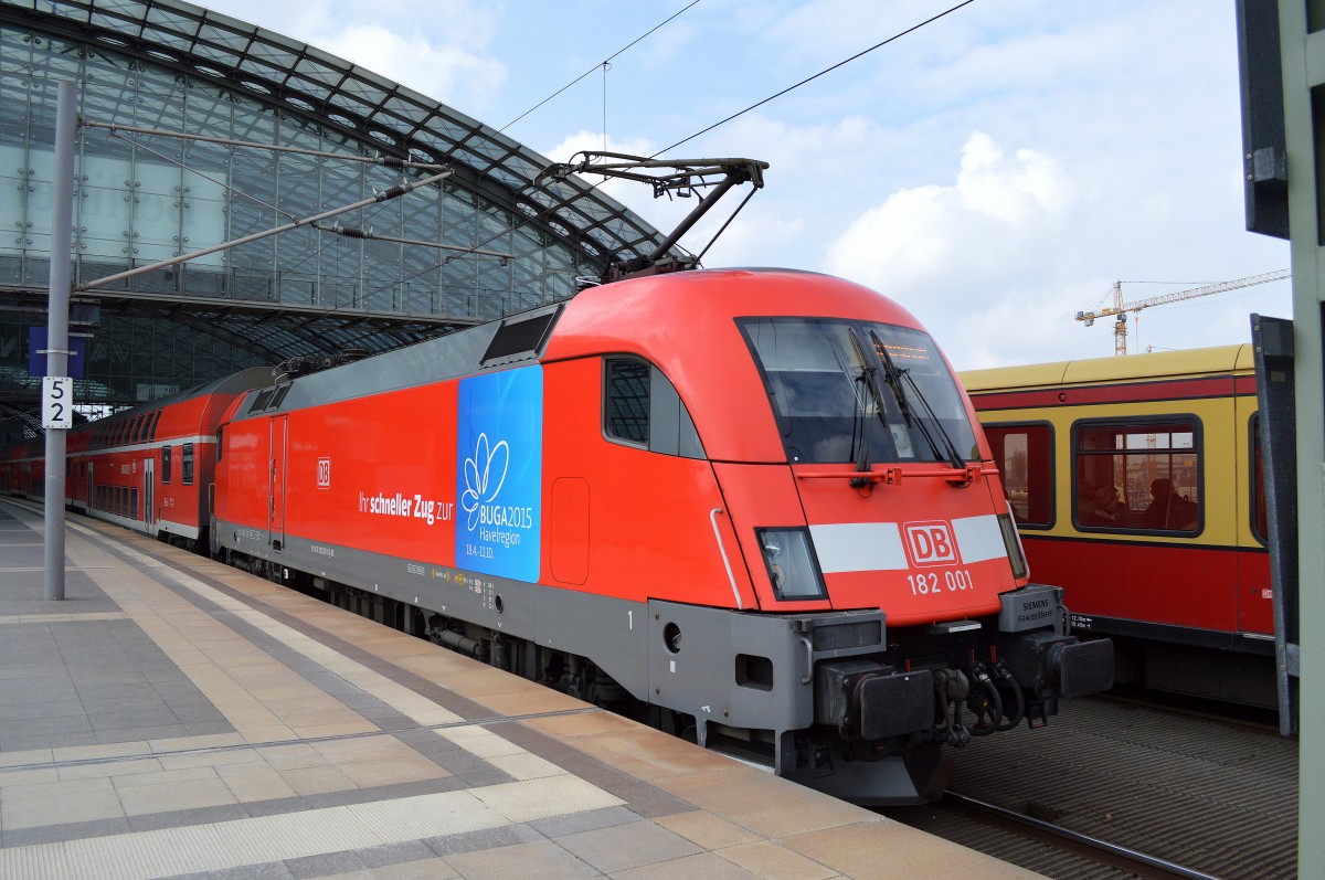 182 001 mit dem RE1 nach Magdeburg am 28.03.15 Hbf. Berlin.