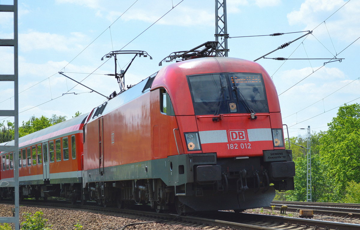 182 012 mit der Wagengarnitur für die Kreuzfahrer-Sonderzüge am 22.05.17 Richtung Abstellung Bf. Berlin-Lichtenberg in der Berliner Wuhlheide.