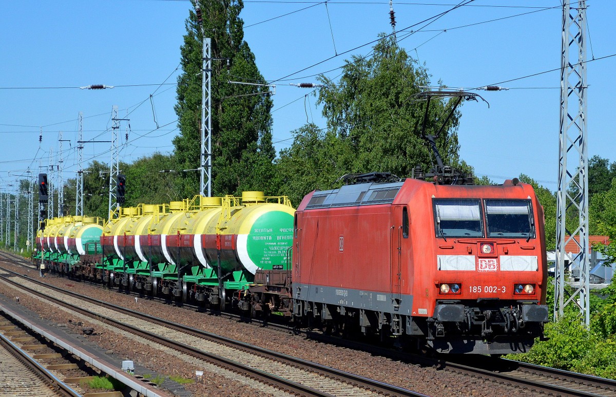 185 002-3 mit den farbigen kasachischen Phosphor-Kesselwagen aus Mukran am 05.06.15 Berlin-Karow.