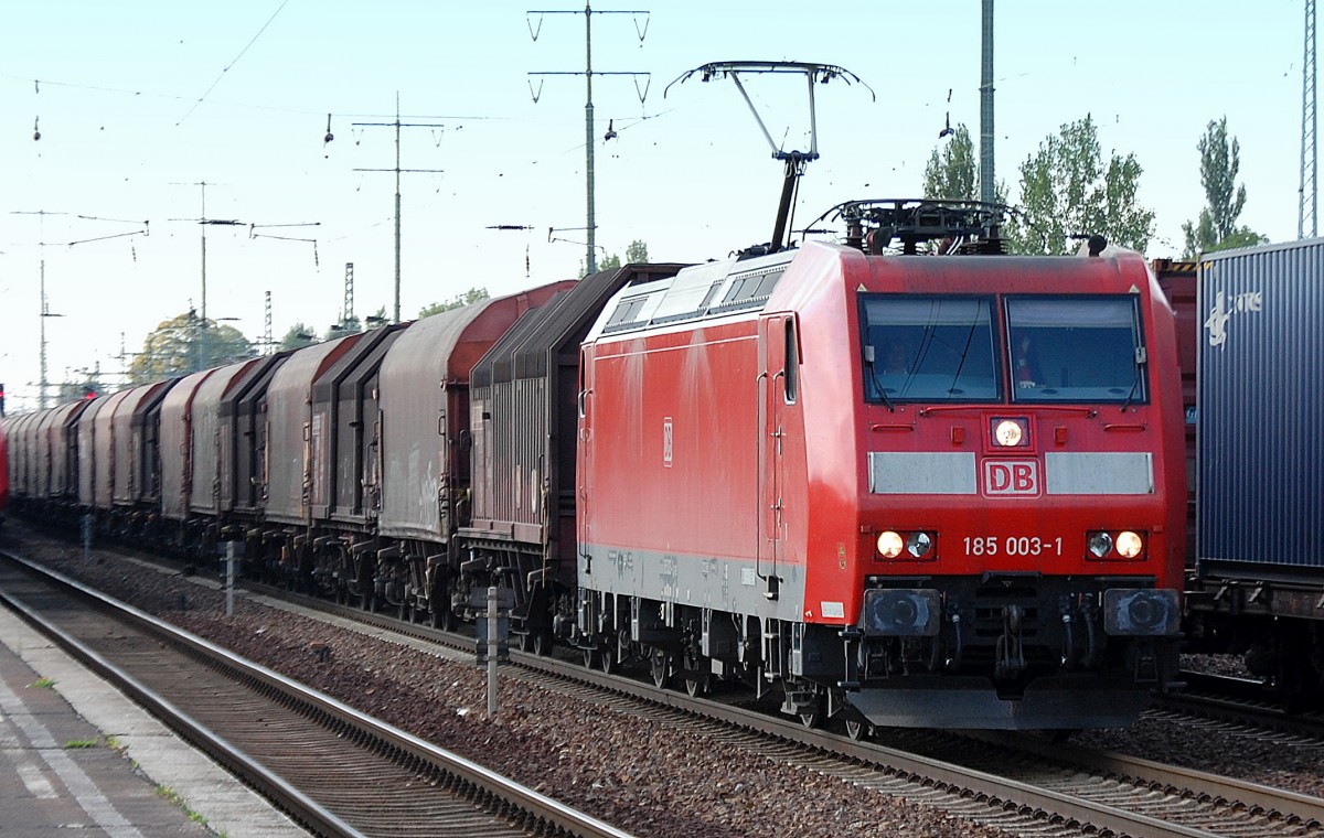 185 003-1 hat einen G�terzug f�r Stahlprodukte am Haken und durchf�hrt den Bhf. Flughafen Berlin-Sch�nefeld, 21.09.13