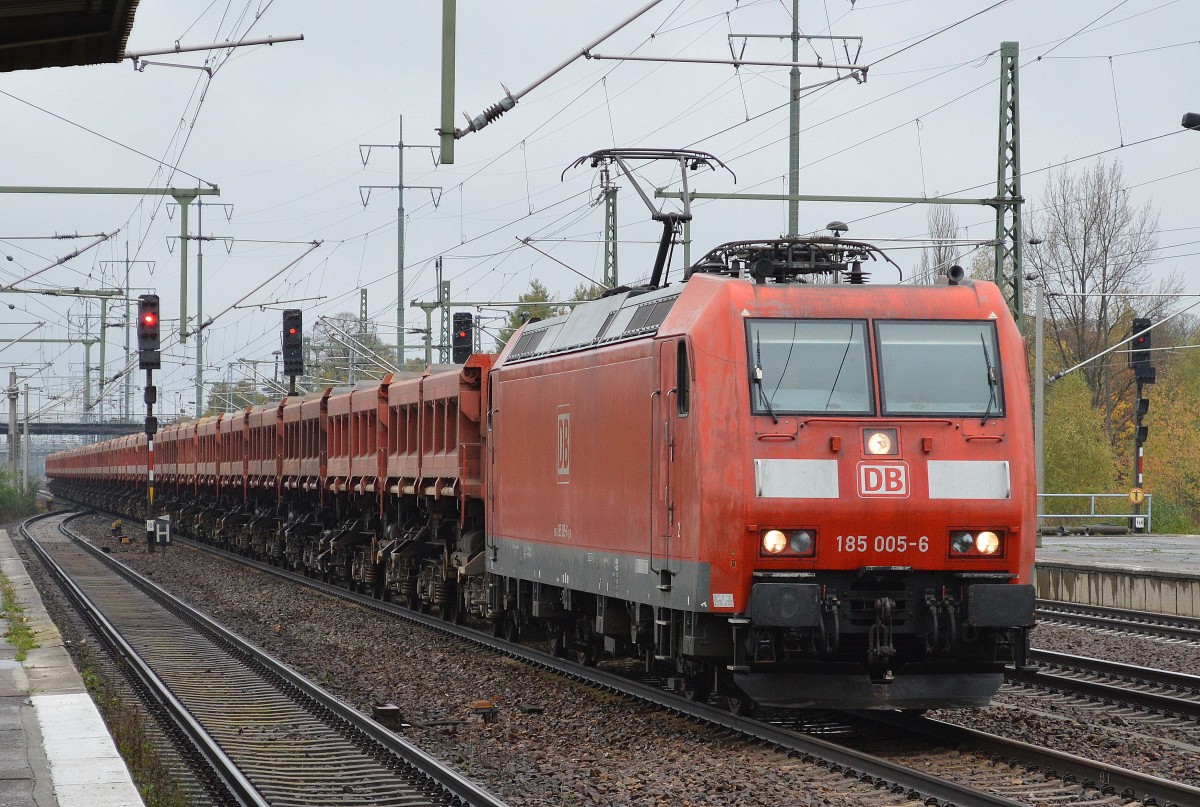 185 005-6 mit Ganzzug Schüttgutkippwagen am 22.10.14 Durchfahrt Bhf. Flughafen Berlin-Schönefeld.