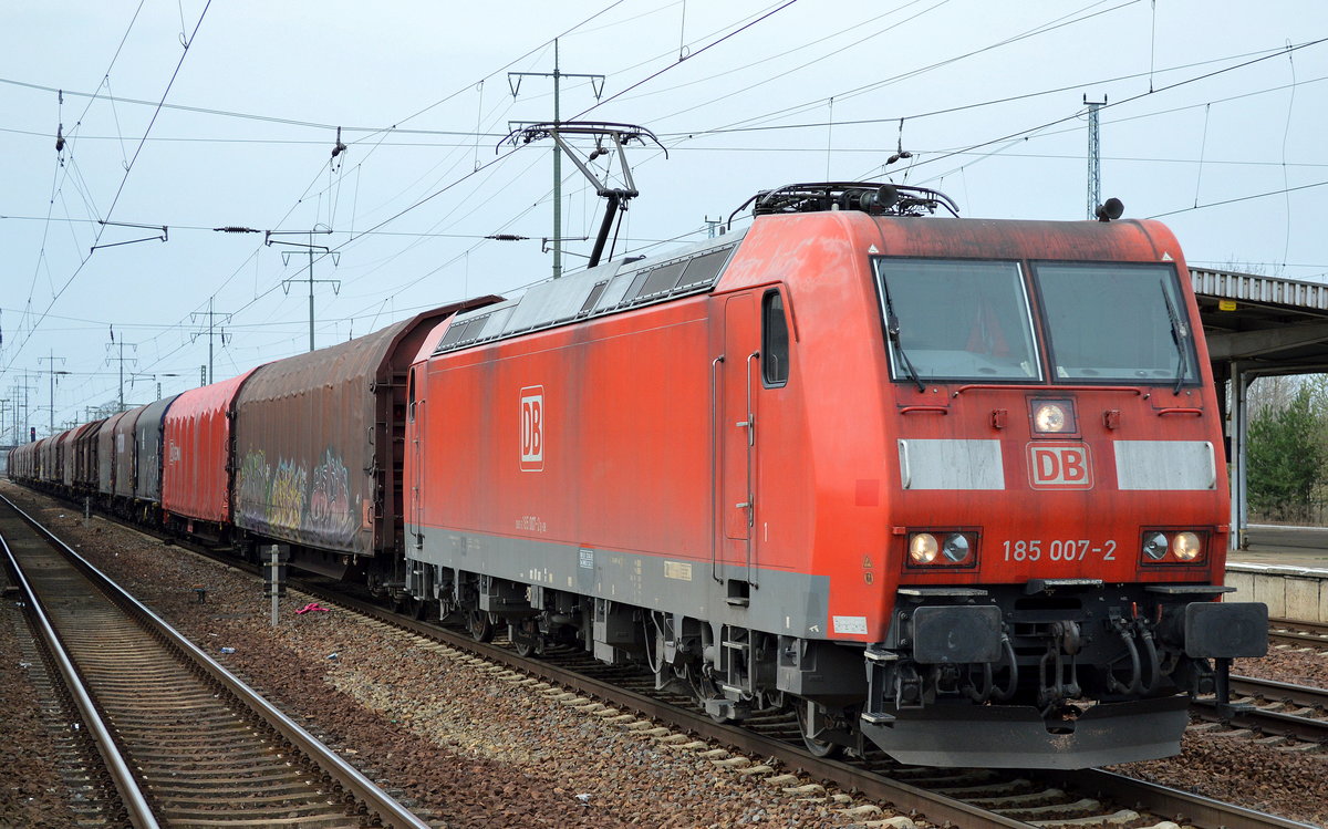 185 007-2 mit einem Güterzug für Stahlcoils am 15.04.16 Bf. Flughafen Berlin-Schönefeld.