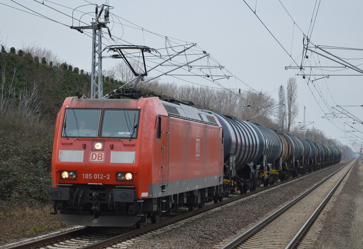 185 012-2 mit Kesselwagenzug (Benzin) am 13.03.17 Berlin-Hohenschönhausen.