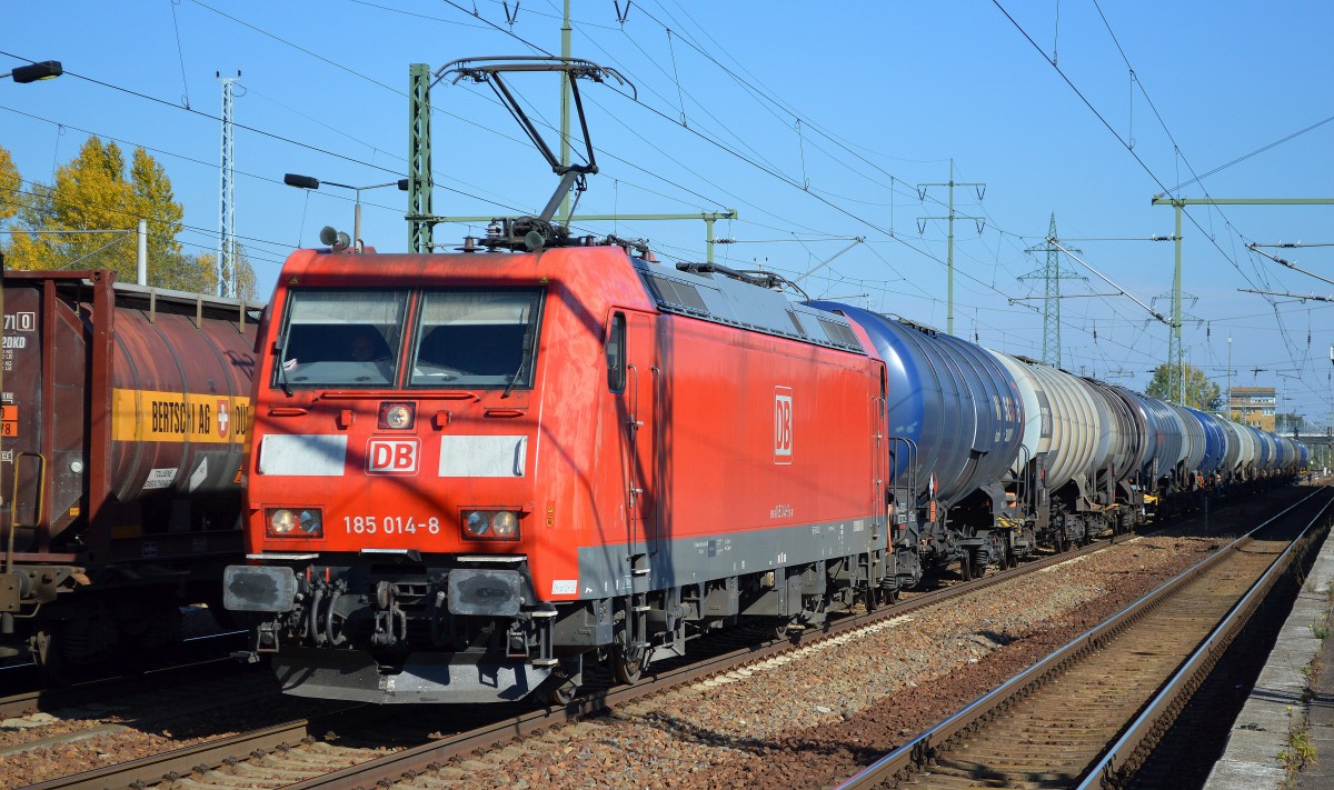 185 014-8 mit Kesselwagenzug am 10.10.15 Durchfahrt Bhf. Flughafen Berlin-Schönefeld.