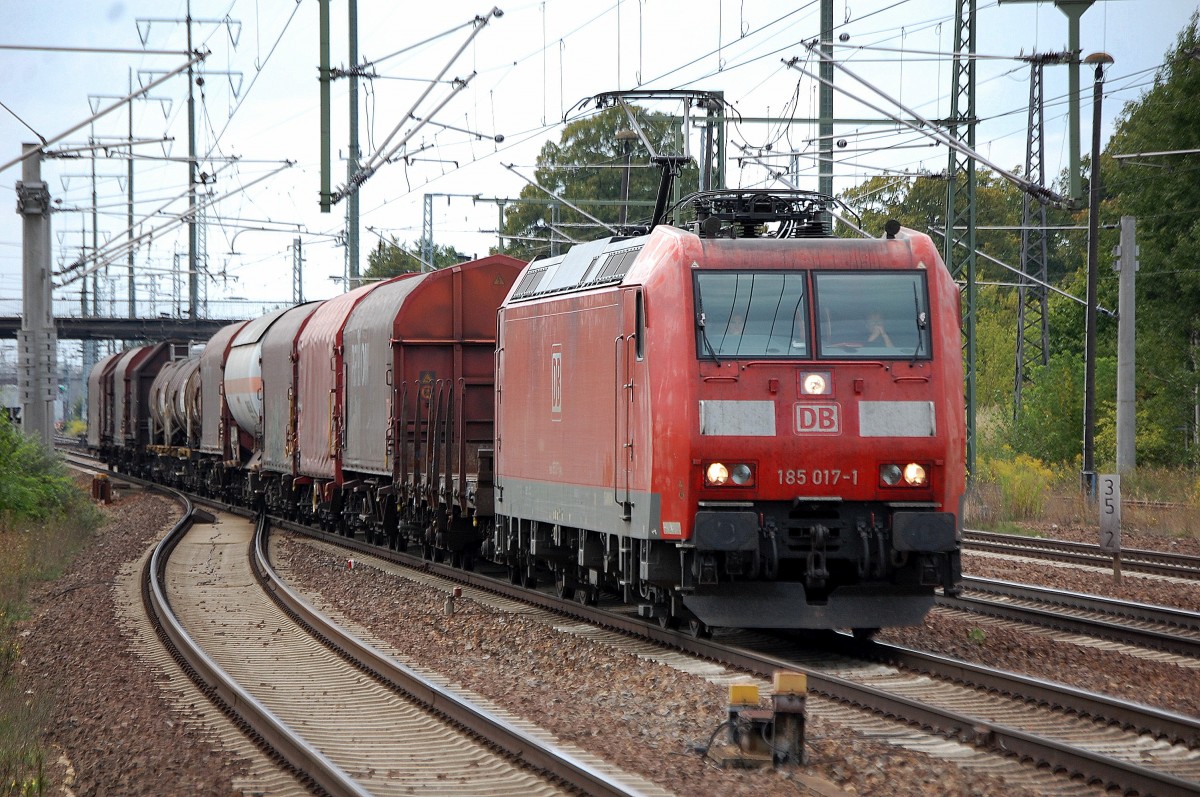 185 017-1 mit gemischtem G�terzug bei der Durchfahrt im Bhf. Flughafen Berlin-Sch�nefeld, 27.08.13
