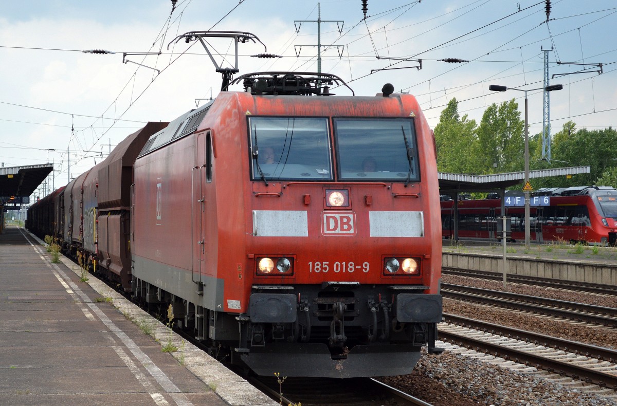 185 018-9 mit einem gemischten Güterzug bei der Durchfahrt im Bhf. Flughafen Berlin-Schönefeld, 09.07.14