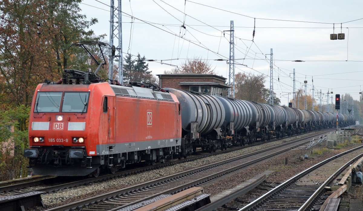 185 033-8 mit einem Kesselwagenzug (leer) Richtung Gbf. Stendell am 06.11.15 Berlin-Karow.