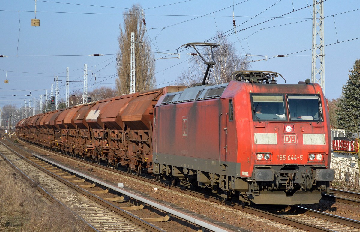 185 044-5 mit Ganzzug gedeckter Schüttgutwagen am 27.02.15 Berlin-Karow. 185 044-5 mit Ganzzug gedeckter Schüttgutwagen am 27.02.15 Berlin-Karow.