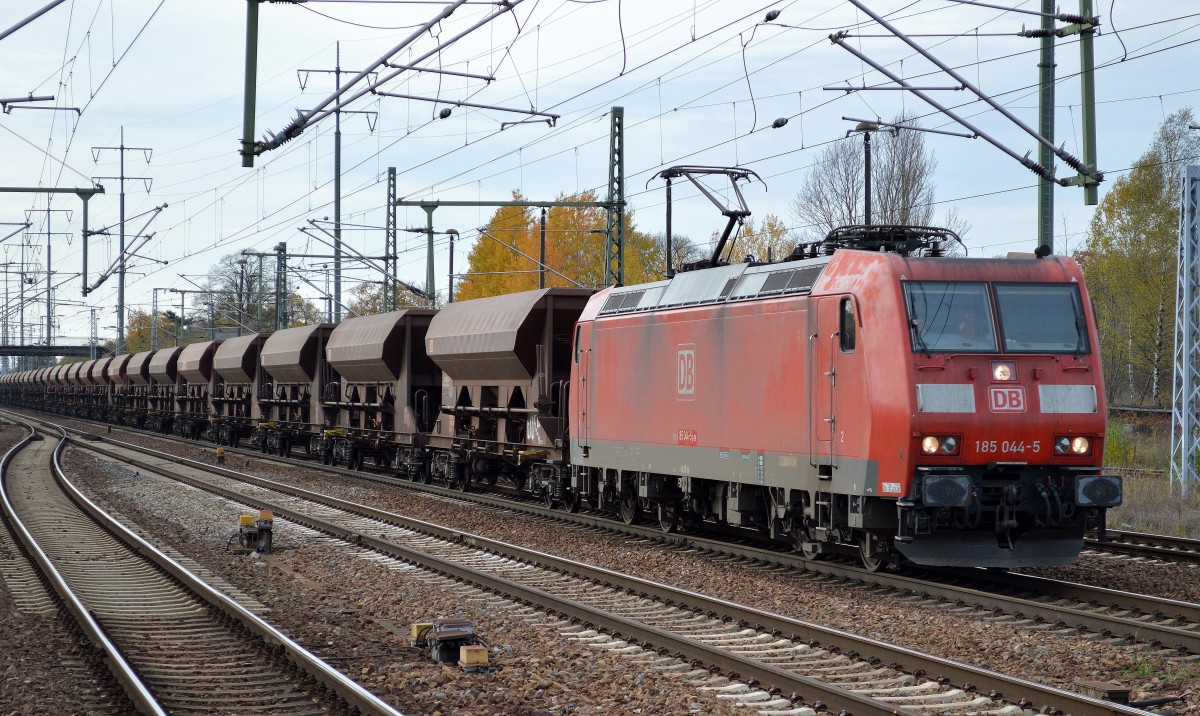 185 044-5 mit Ganzzug Schüttgutwagen am 03.11.14 Durchfahrt Bhf. Flughafen Berlin-Schönefeld.