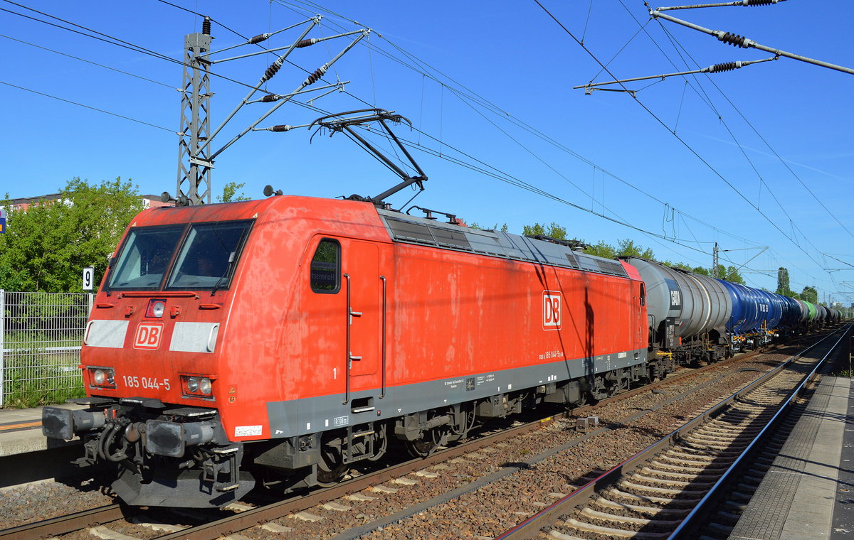 185 044-5 mit Kesselwagenzug (leer) Richtung Stendel am 01.06.17 Bf. Berlin-Hohenschönhausen.