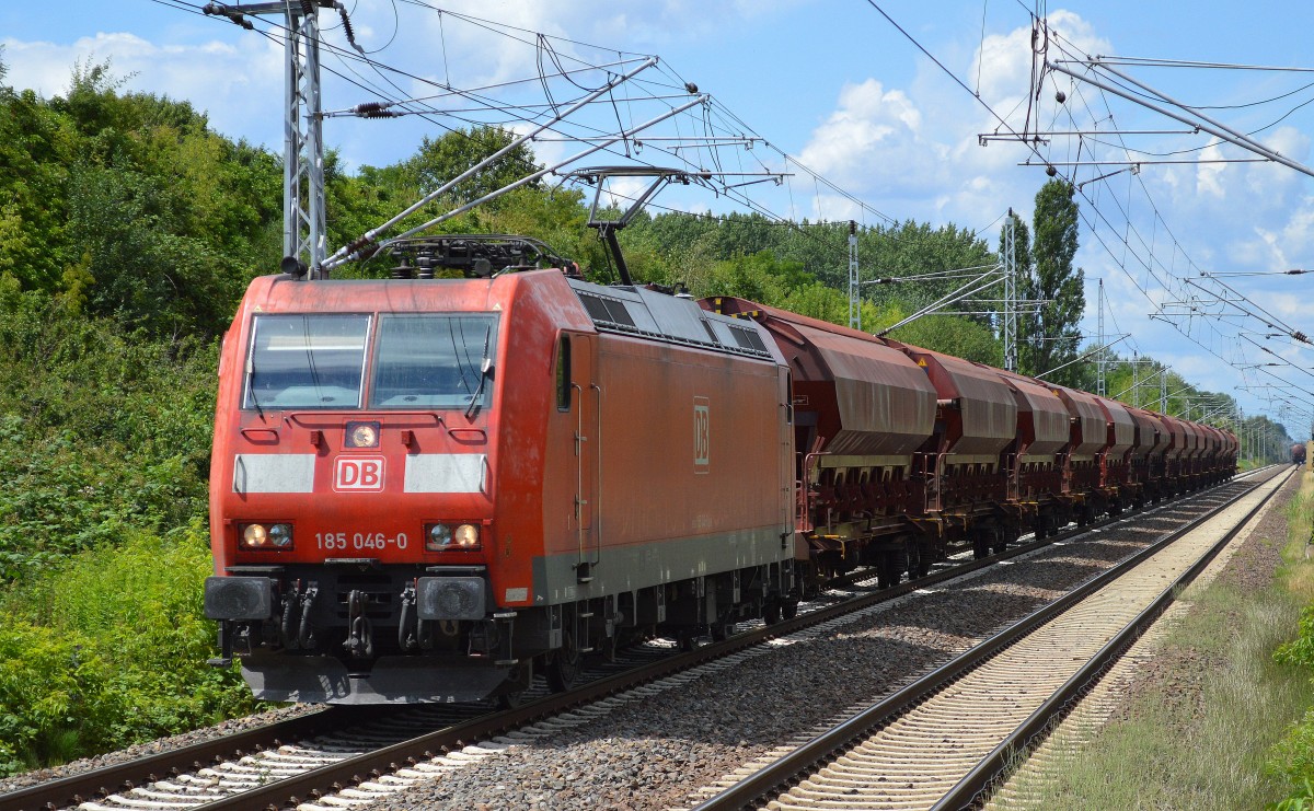 185 046-0 mit Ganzzug Schüttgutwagen Richtung Süden am 01.07.14 Durchfahrt Bhf. Berlin-Hohenschönhausen.