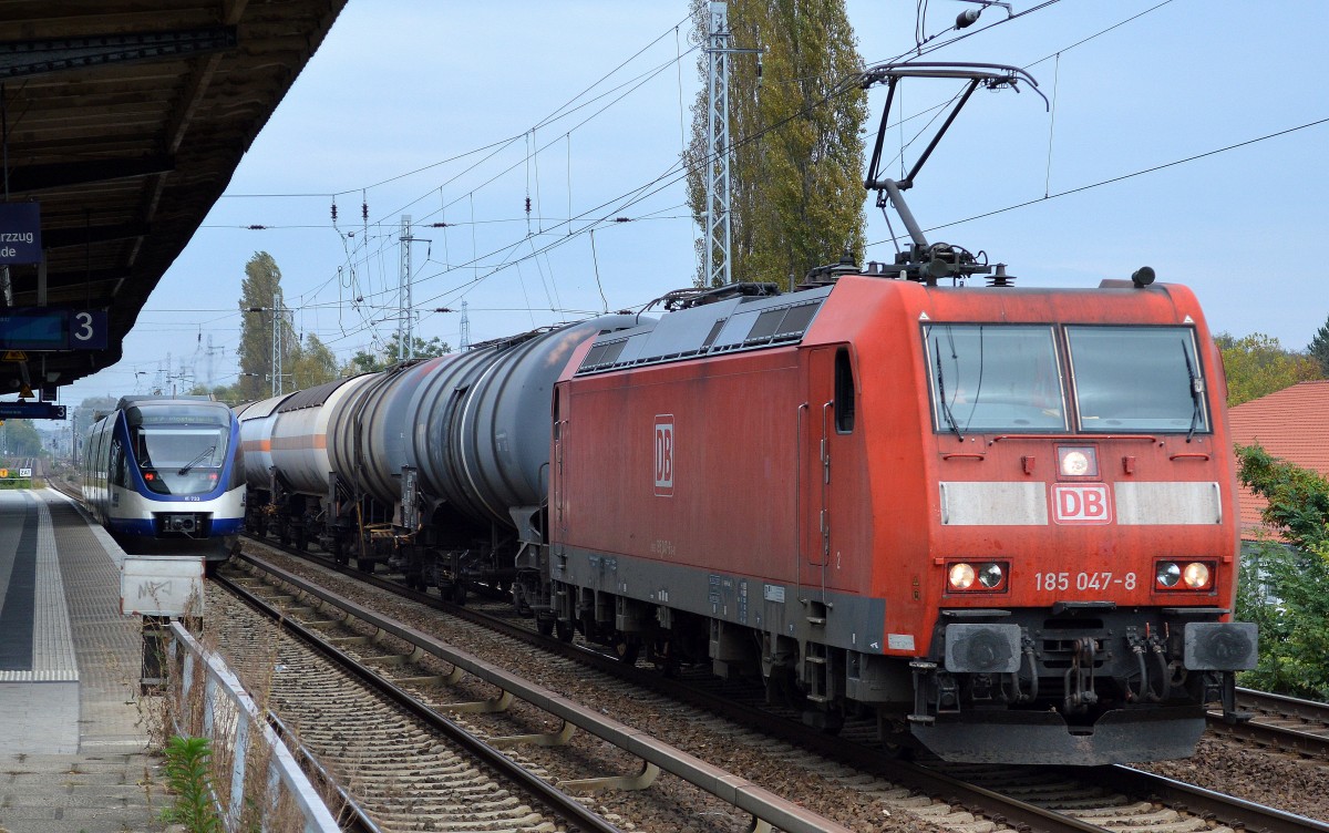 185 047-8 mit Kesselwagenzug am 07.10.14 Berlin-Karow.