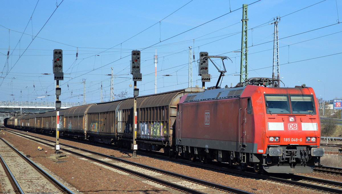 185 048-6 mit einem Ganzzug Schiebewandwagen am 28.03.17 Bf. Flughafen Berlin-Schönefeld.