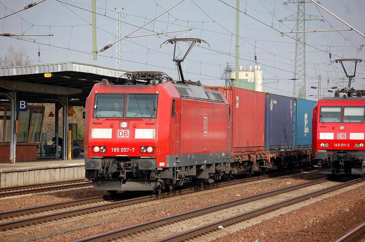 185 057-7 durchfährt mit Containerzug den Bhf. Flughafen Berlin-Schönfeld am 04.03.14