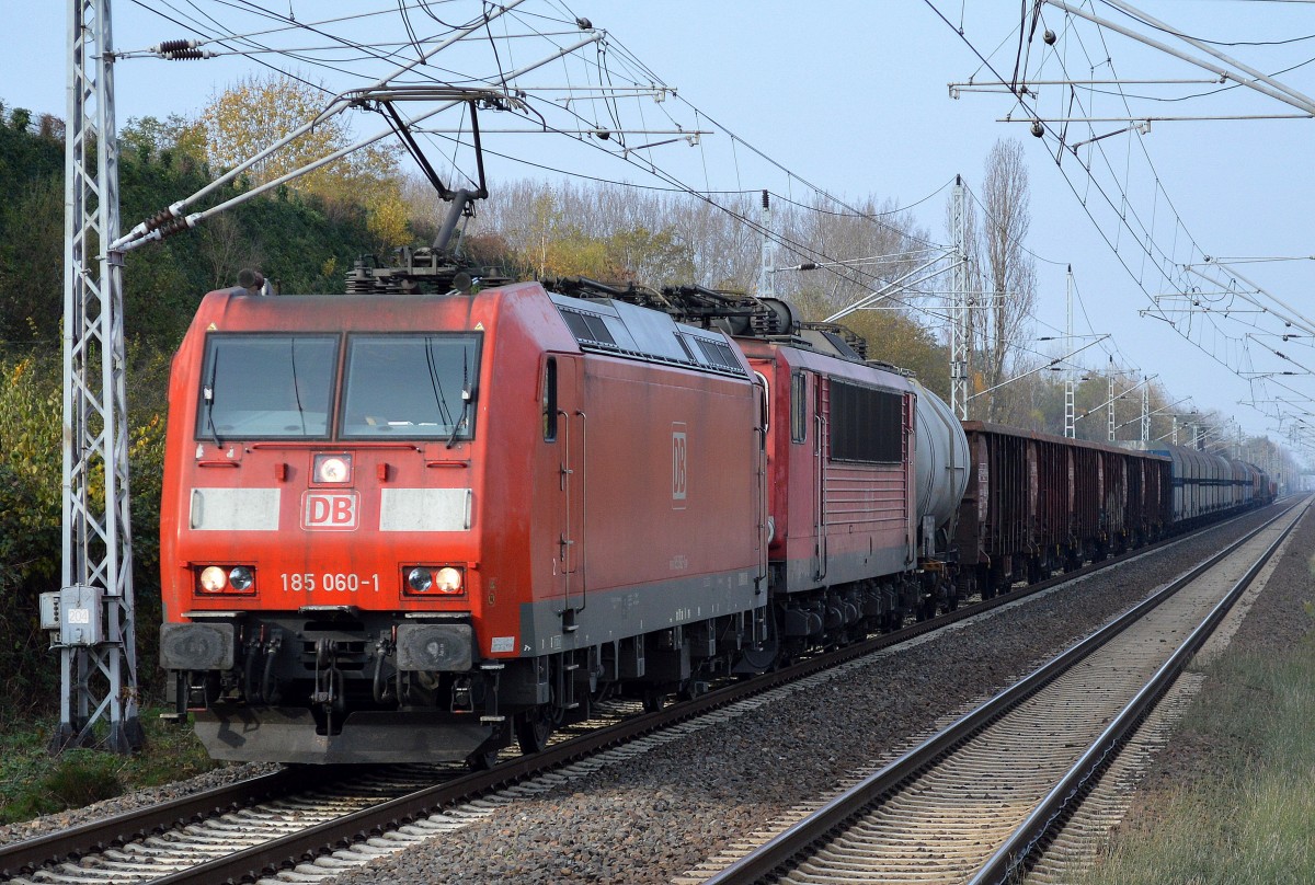 185 060-1 mit einer 155ér und Gemischtem Güterzug am 11.11.14 Berlin-Hohenschönhausen.